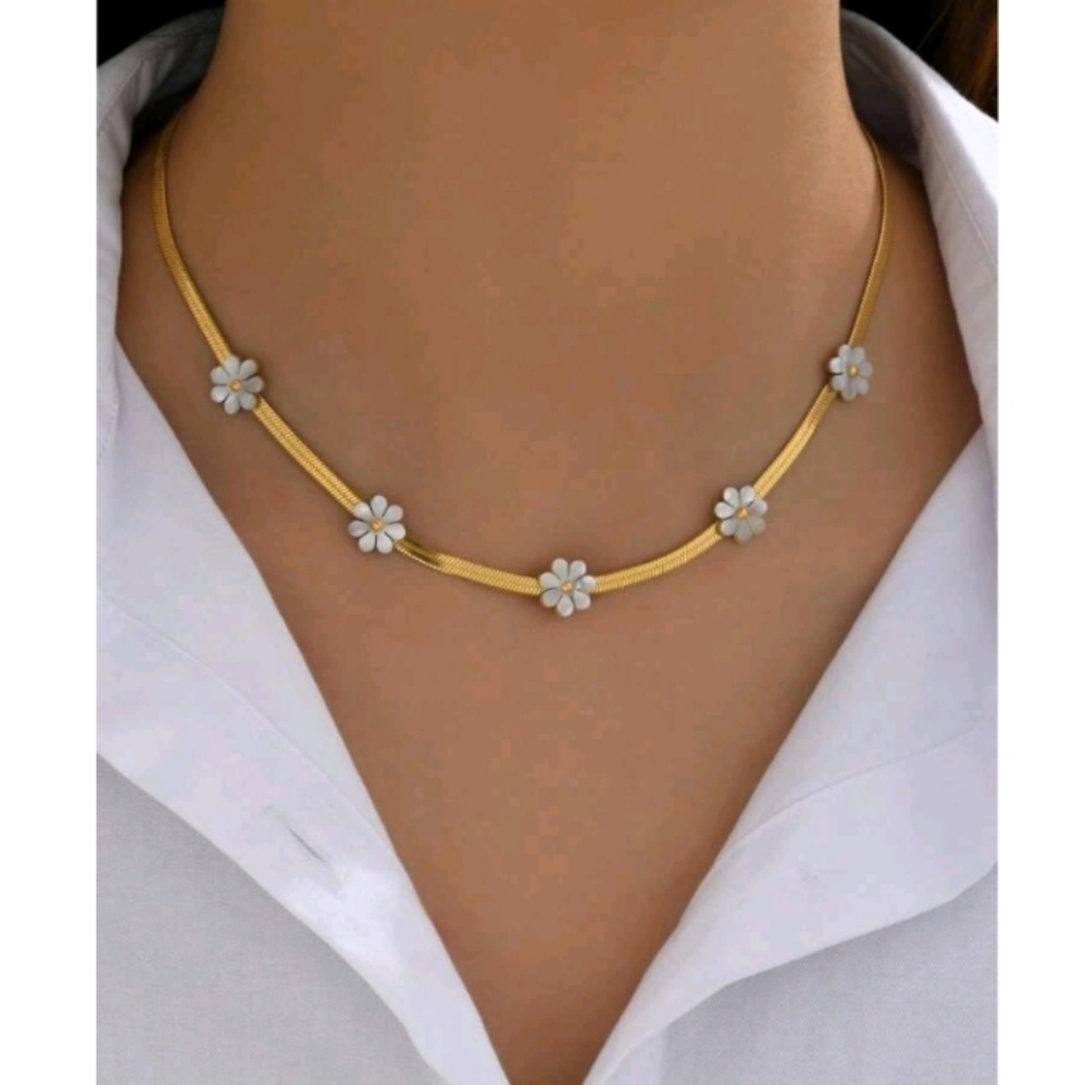 NEW! Daisy Flower Station Herringbone Gold Necklace